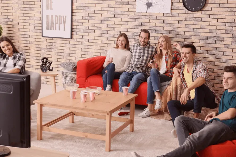 Família reunida assistindo à programação em alta definição